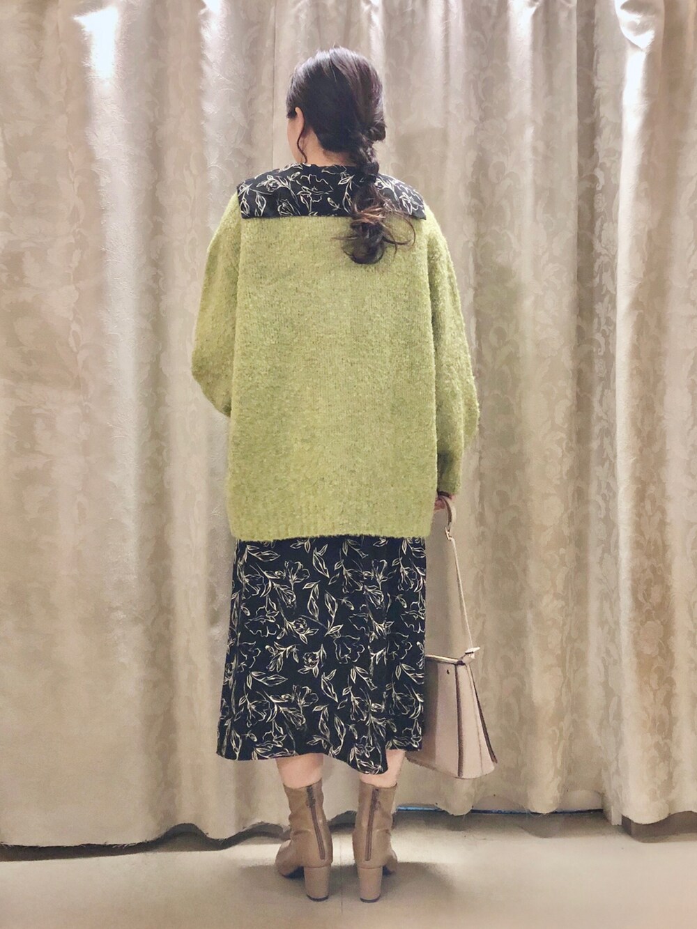 ベージュ系のブーツ、グレー系のショルダーバッグ、グリーン系のカーディガン/ボレロを着用したレディースの秋コーディネートの3枚目の写真