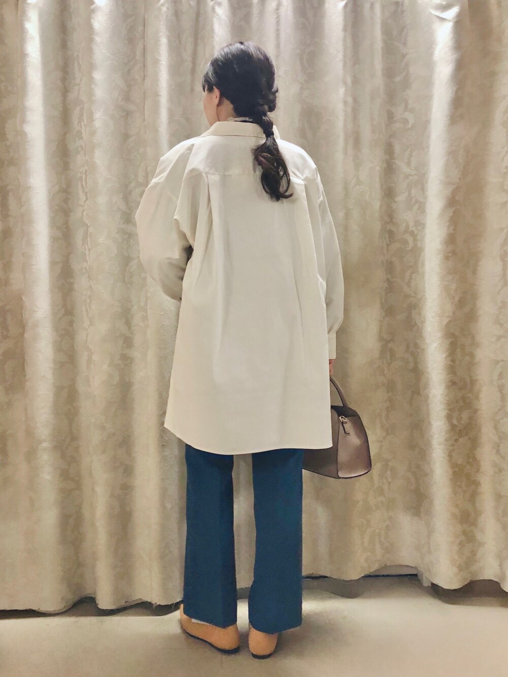 ブラック系のスウェット、ブルー系のその他パンツ、イエロー系のパンプスを着用したレディースの秋コーディネートの3枚目の写真