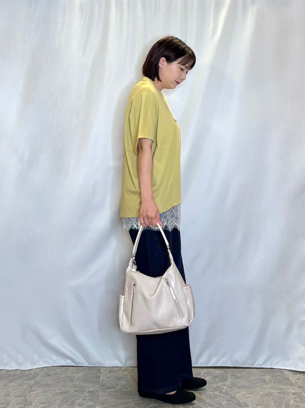 イエロー系のTシャツ/カットソー、ホワイト系のタンクトップ、ブルー系のデニムパンツを着用したレディースの夏コーディネートの3枚目の写真