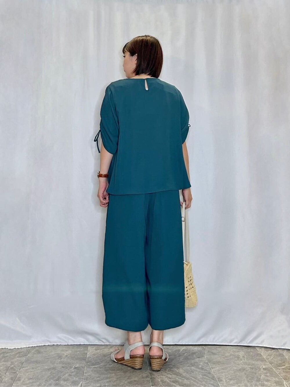 ブルー系のシャツ/ブラウス、ブルー系のその他パンツ、シルバー系のサンダルを着用したレディースの夏コーディネートの3枚目の写真