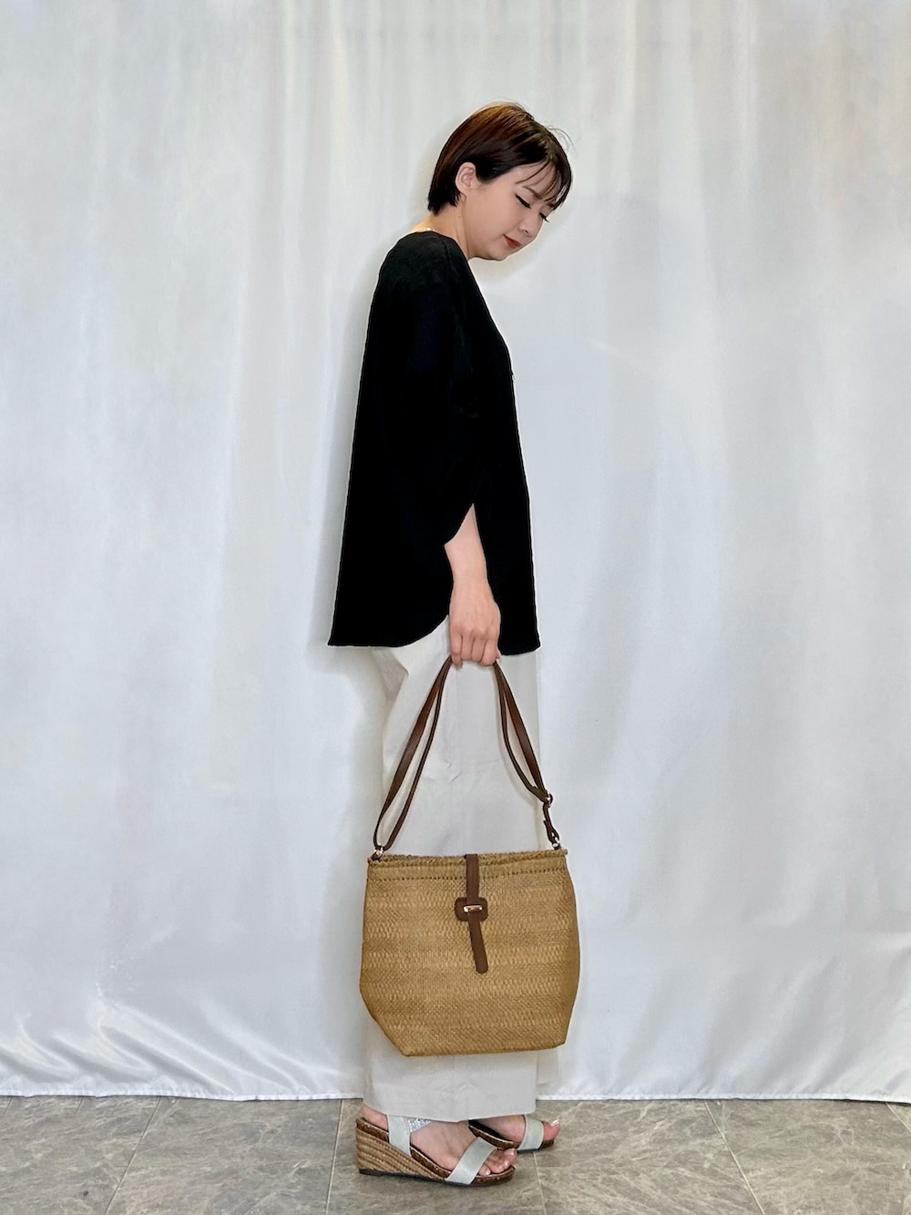 ブラック系のシャツ/ブラウス、ベージュ系のその他パンツ、シルバー系のサンダルを着用したレディースの春コーディネートの2枚目の写真