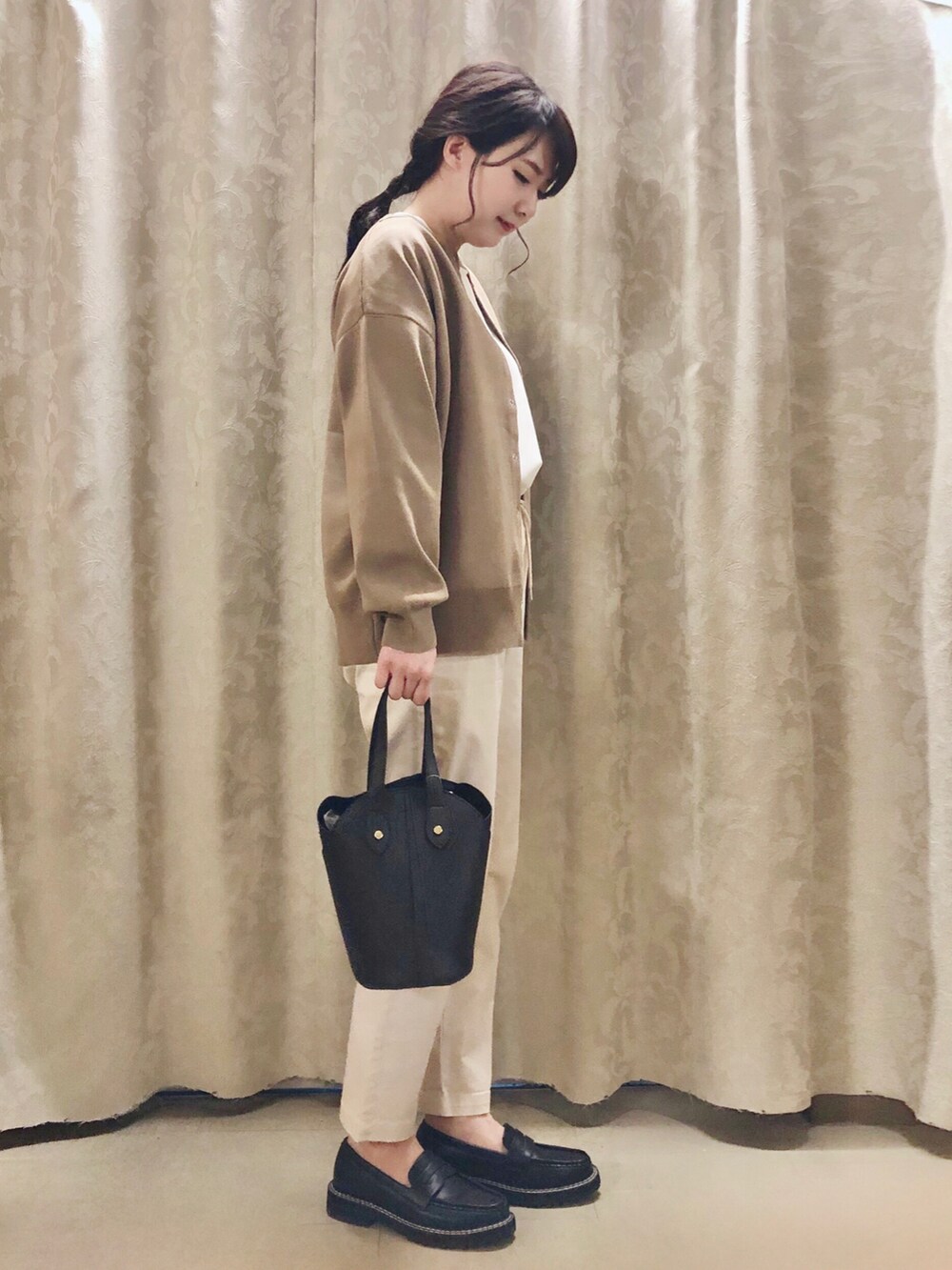 ブラック系のトートバッグ、ホワイト系のTシャツ/カットソー、ホワイト系のその他パンツを着用したレディースの秋コーディネートの2枚目の写真