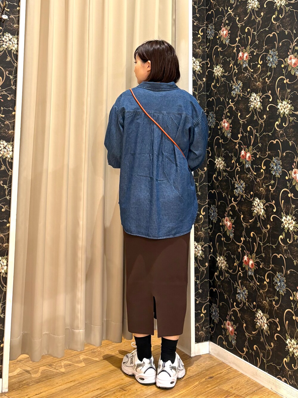 ブルー系のシャツ/ブラウス、ホワイト系のTシャツ/カットソー、ブラウン系のスカートを着用したレディースの秋コーディネートの3枚目の写真
