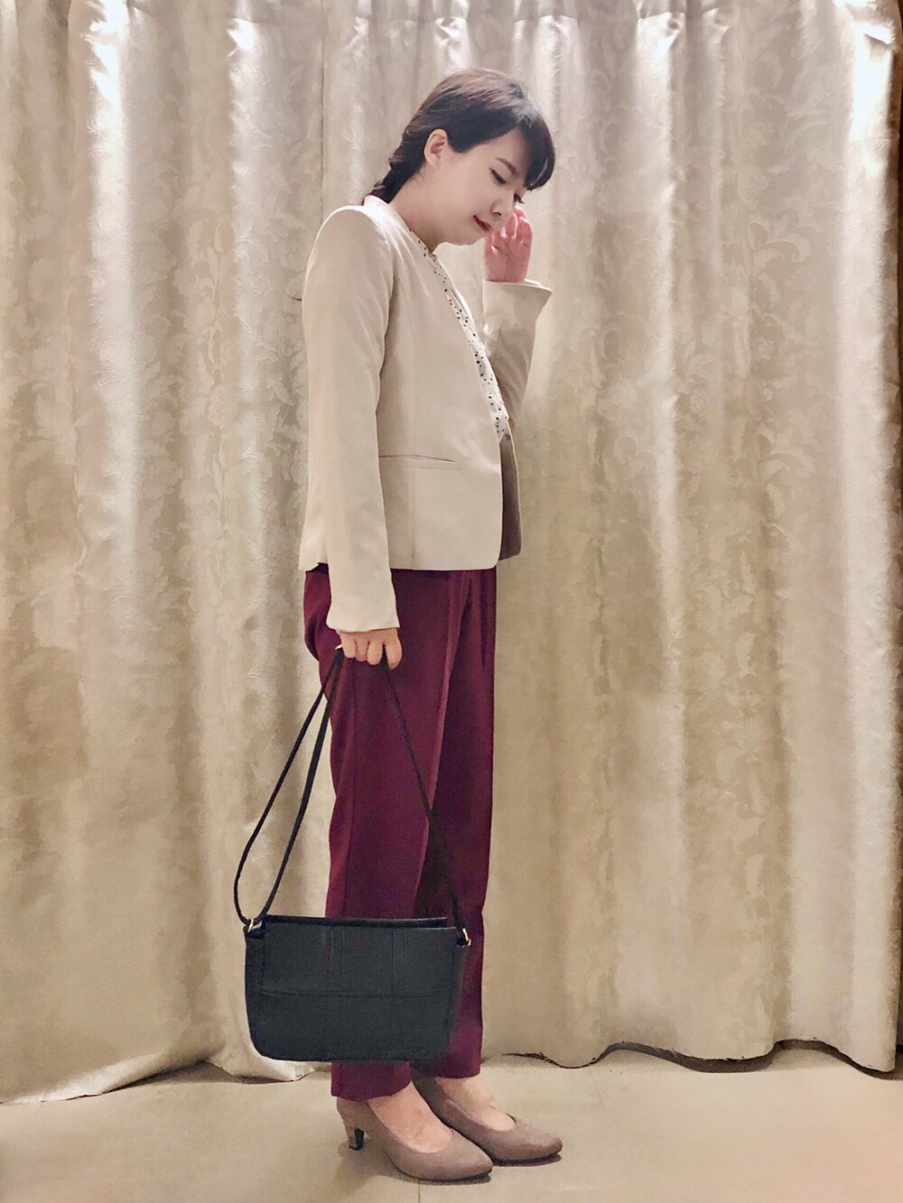 パープル系のパンツ、ベージュ系のパンプス、ブラック系のショルダーバッグを着用したレディースの秋コーディネートの2枚目の写真