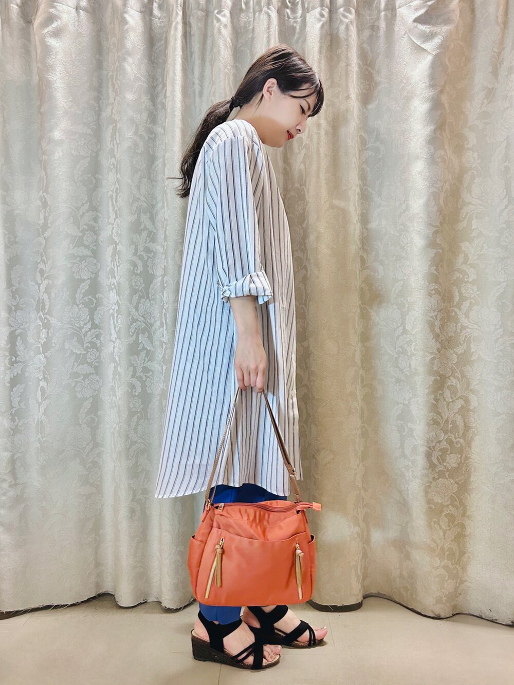 ブルー系のワンピース、ブルー系のその他パンツ、ブラック系のサンダルを着用したレディースの春コーディネートの2枚目の写真