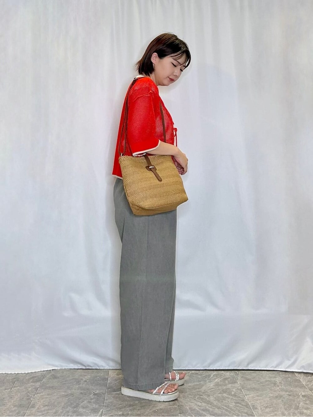 レッド系のその他トップス、グレー系のその他パンツ、シルバー系のサンダルを着用したレディースの夏コーディネートの2枚目の写真
