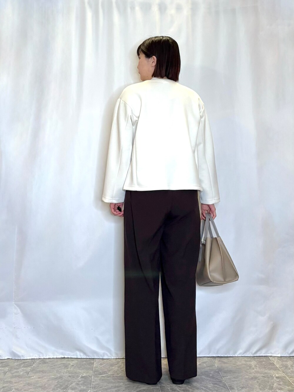 ホワイト系のブルゾン、ピンク系のシャツ/ブラウス、ブラウン系のその他パンツを着用したレディースの春コーディネートの3枚目の写真