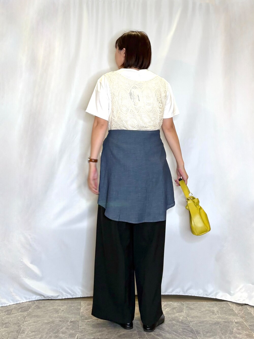 ブルー系のシャツ/ブラウス、ブラック系のその他パンツ、イエロー系のショルダーバッグを着用したレディースの秋コーディネートの3枚目の写真