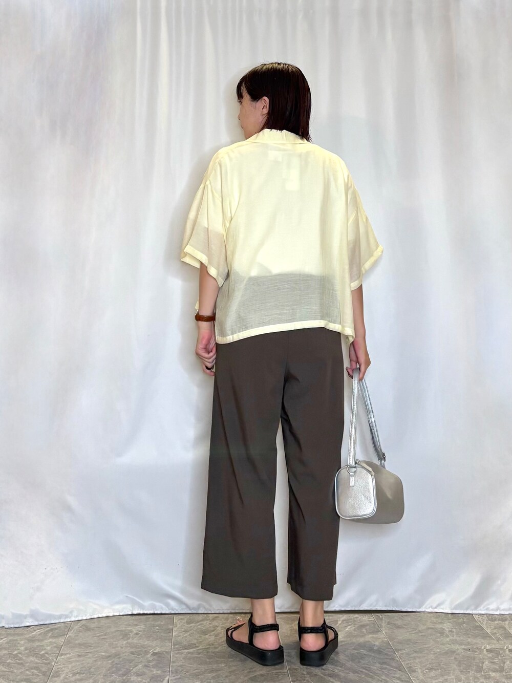 イエロー系のシャツ/ブラウス、ホワイト系のTシャツ/カットソー、ブラウン系のその他パンツを着用したレディースの夏コーディネートの5枚目の写真