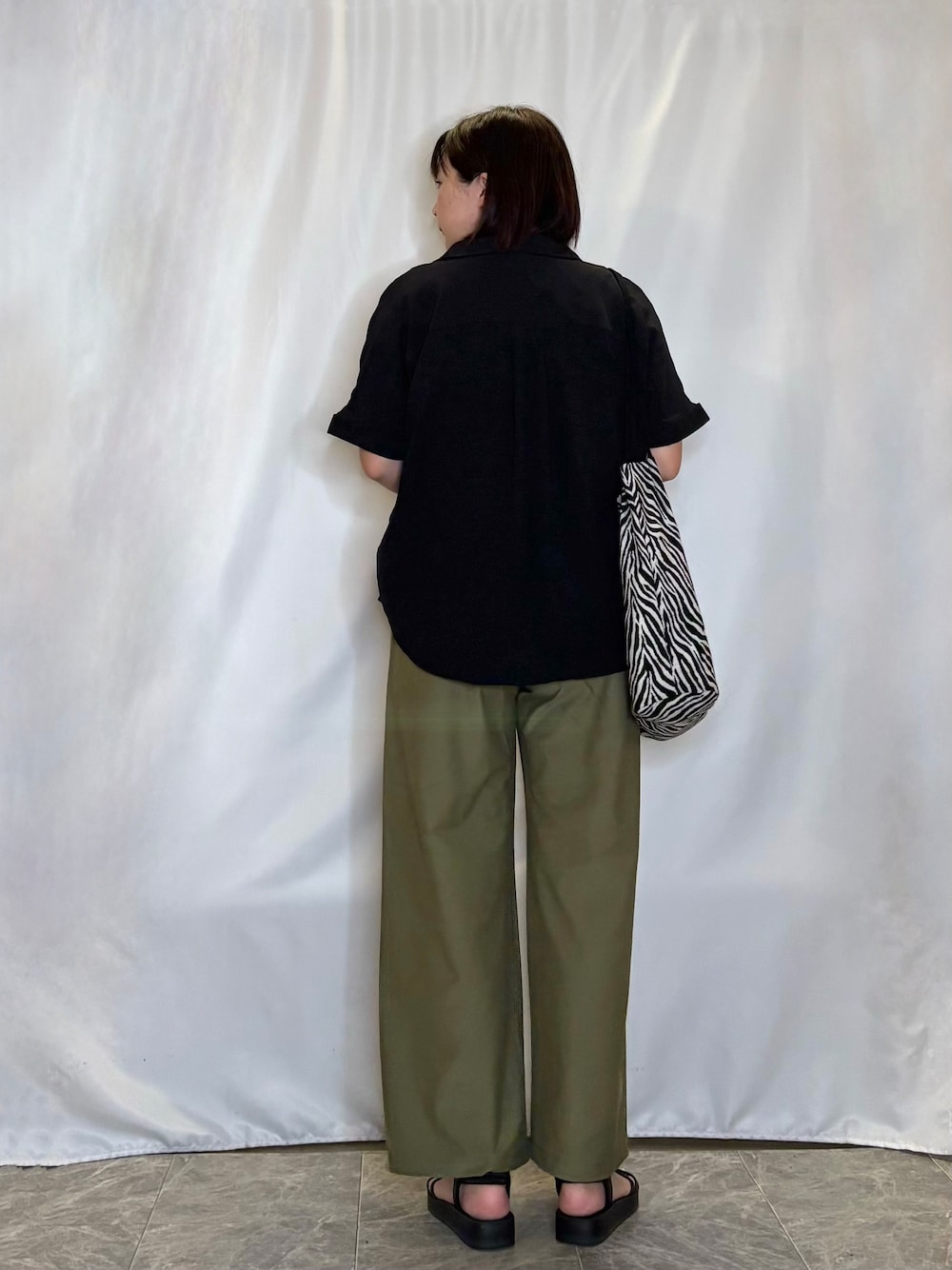 ブラック系のシャツ/ブラウス、ホワイト系のTシャツ/カットソー、グリーン系のその他パンツを着用したレディースの夏コーディネートの5枚目の写真