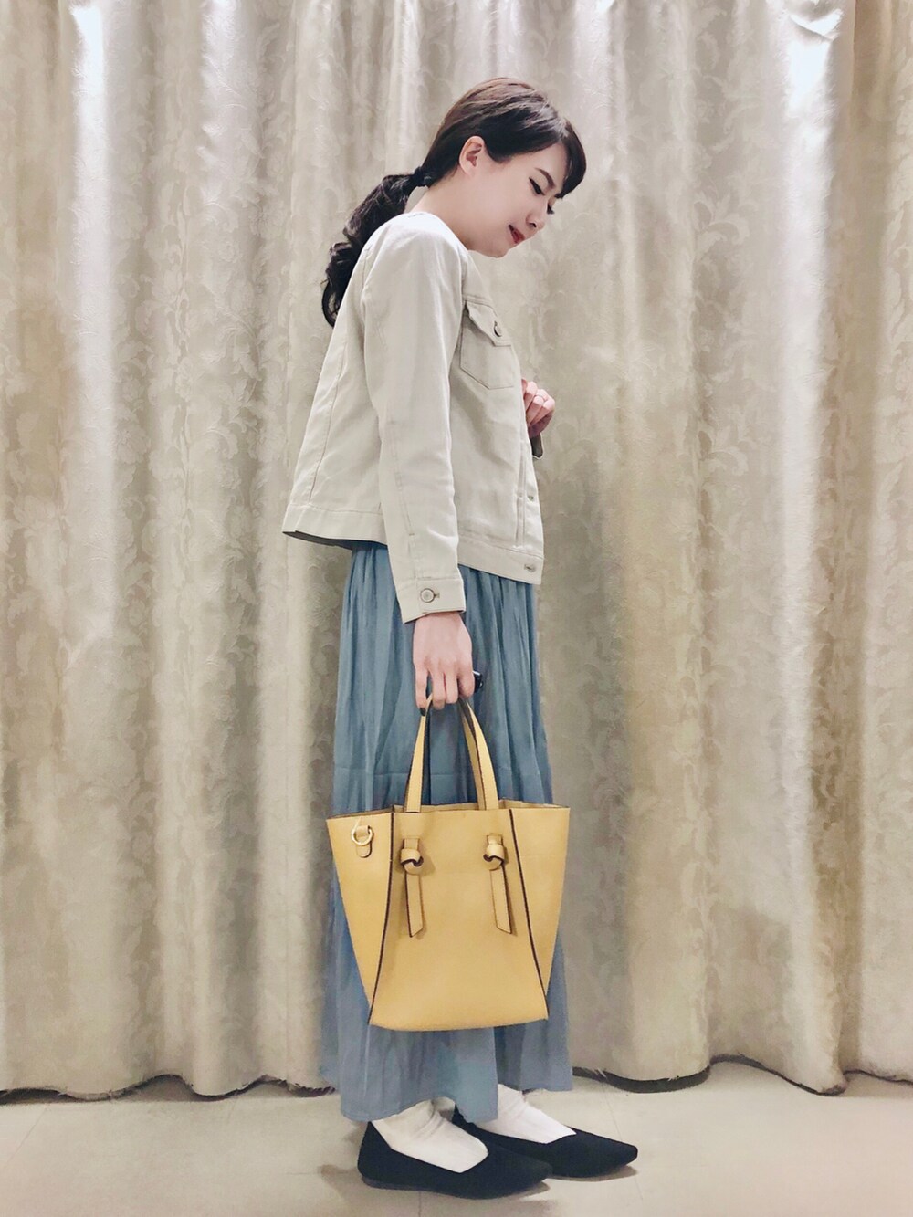 ホワイト系のシャツ/ブラウス、グレー系のデニムジャケット、ブラック系のパンプスを着用したレディースの春コーディネートの2枚目の写真