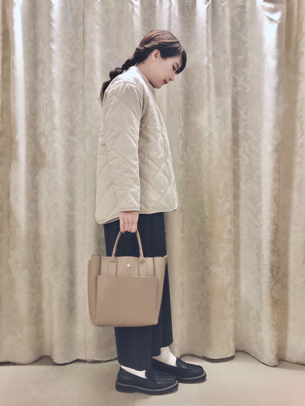 ベージュ系のトートバッグ、ブラック系のドレスシューズ、ブラック系のその他パンツを着用したレディースの冬コーディネートの2枚目の写真