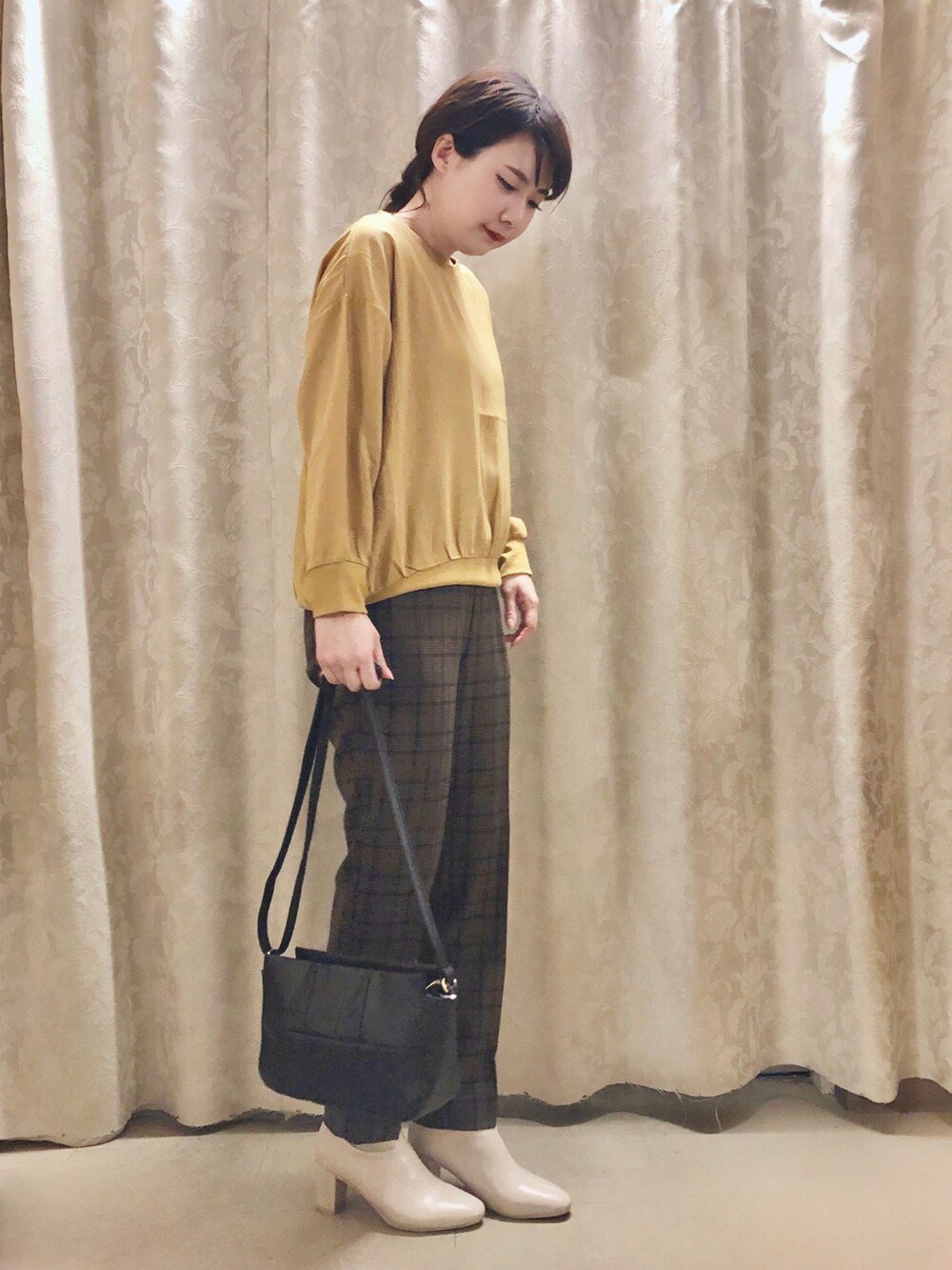 イエロー系のシャツ/ブラウス、ブラウン系のその他パンツ、ブラック系のショルダーバッグを着用したレディースの秋コーディネートの2枚目の写真