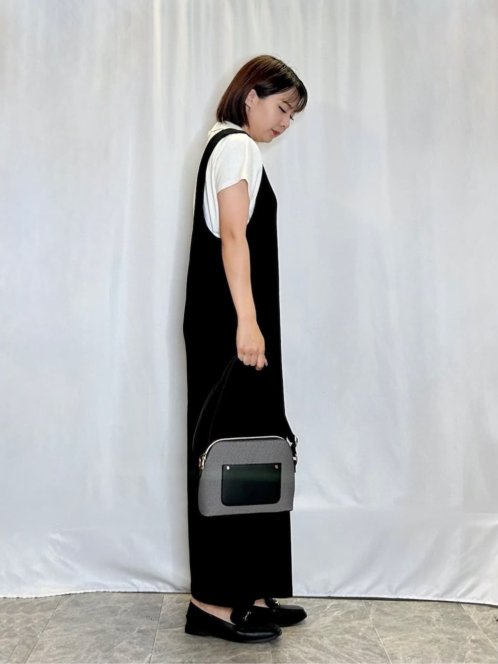 ブラック系のサロペット/オーバーオール、ホワイト系のTシャツ/カットソー、ブラック系のその他シューズを着用したレディースの夏コーディネートの2枚目の写真