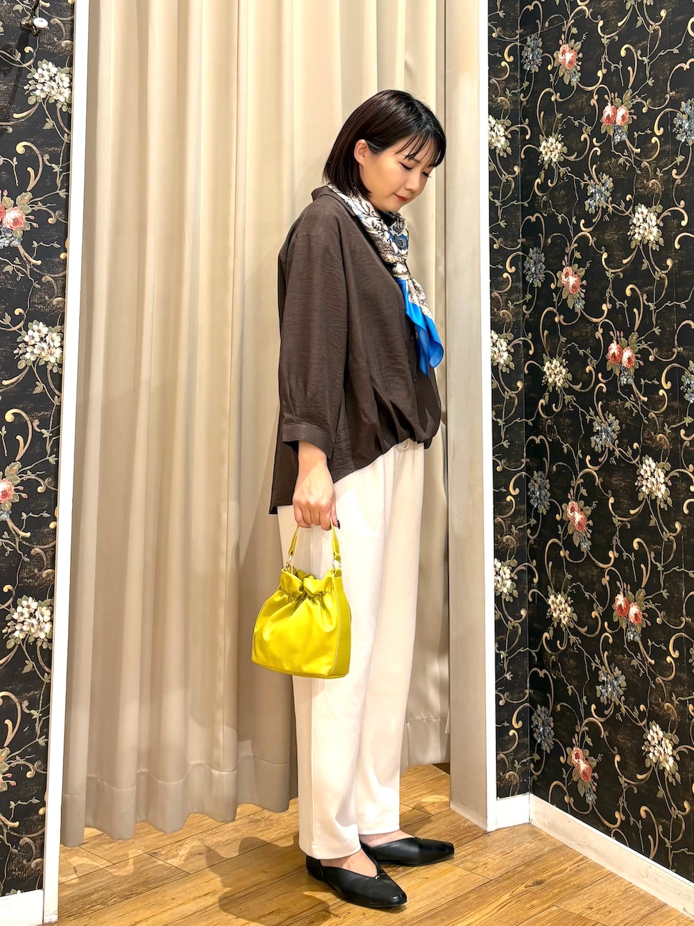 ホワイト系のその他パンツ、イエロー系のショルダーバッグを着用したレディースの秋コーディネートの2枚目の写真