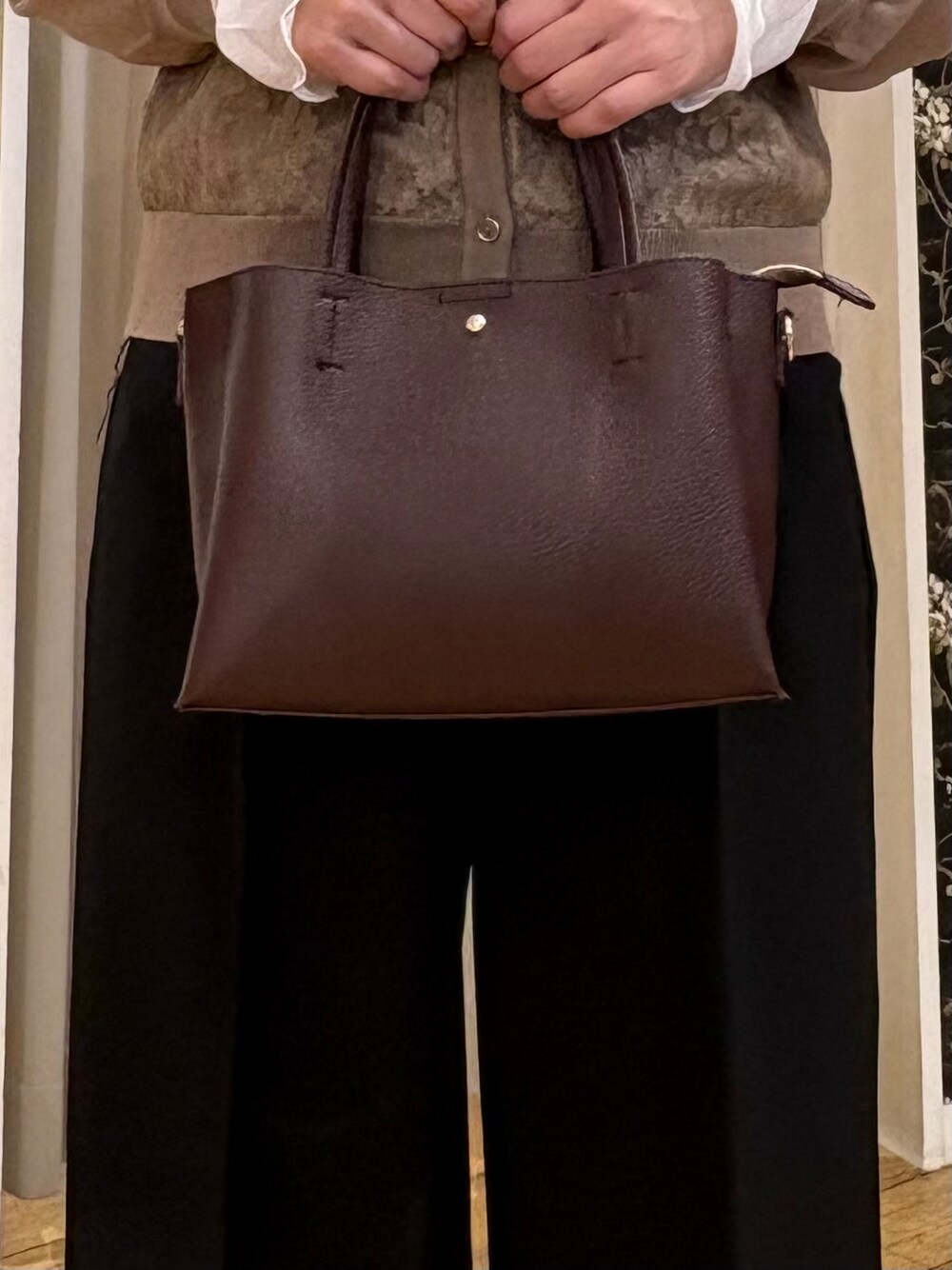 ブラウン系のカーディガン/ボレロ、ホワイト系のTシャツ/カットソー、ブラック系のその他パンツを着用したレディースの秋コーディネートの5枚目の写真