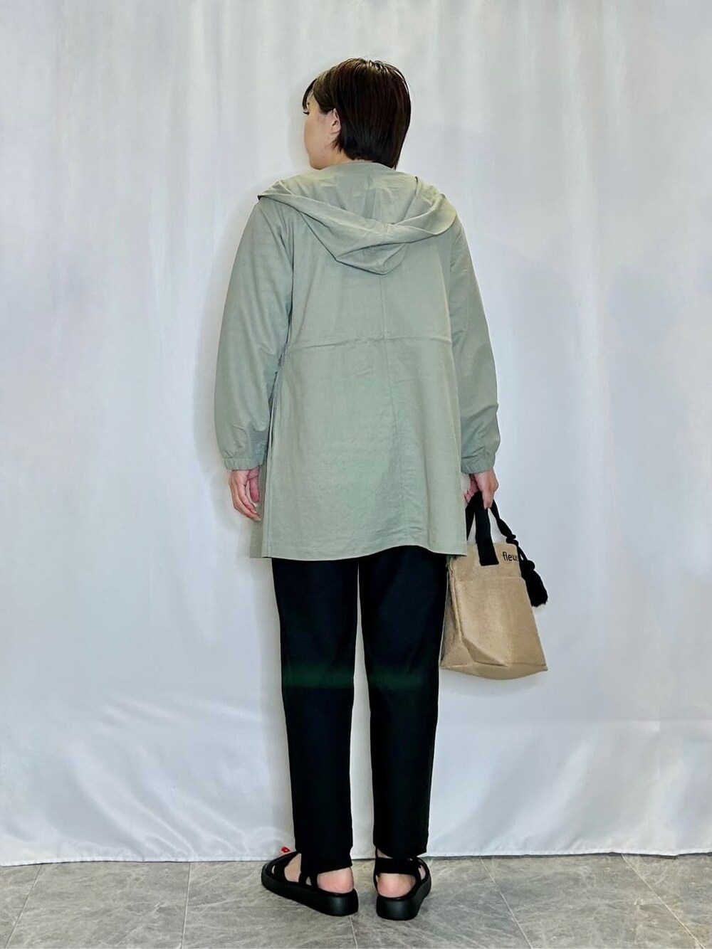 グリーン系のパーカー、ブラック系のTシャツ/カットソー、ブラック系のその他パンツを着用したレディースの春コーディネートの3枚目の写真