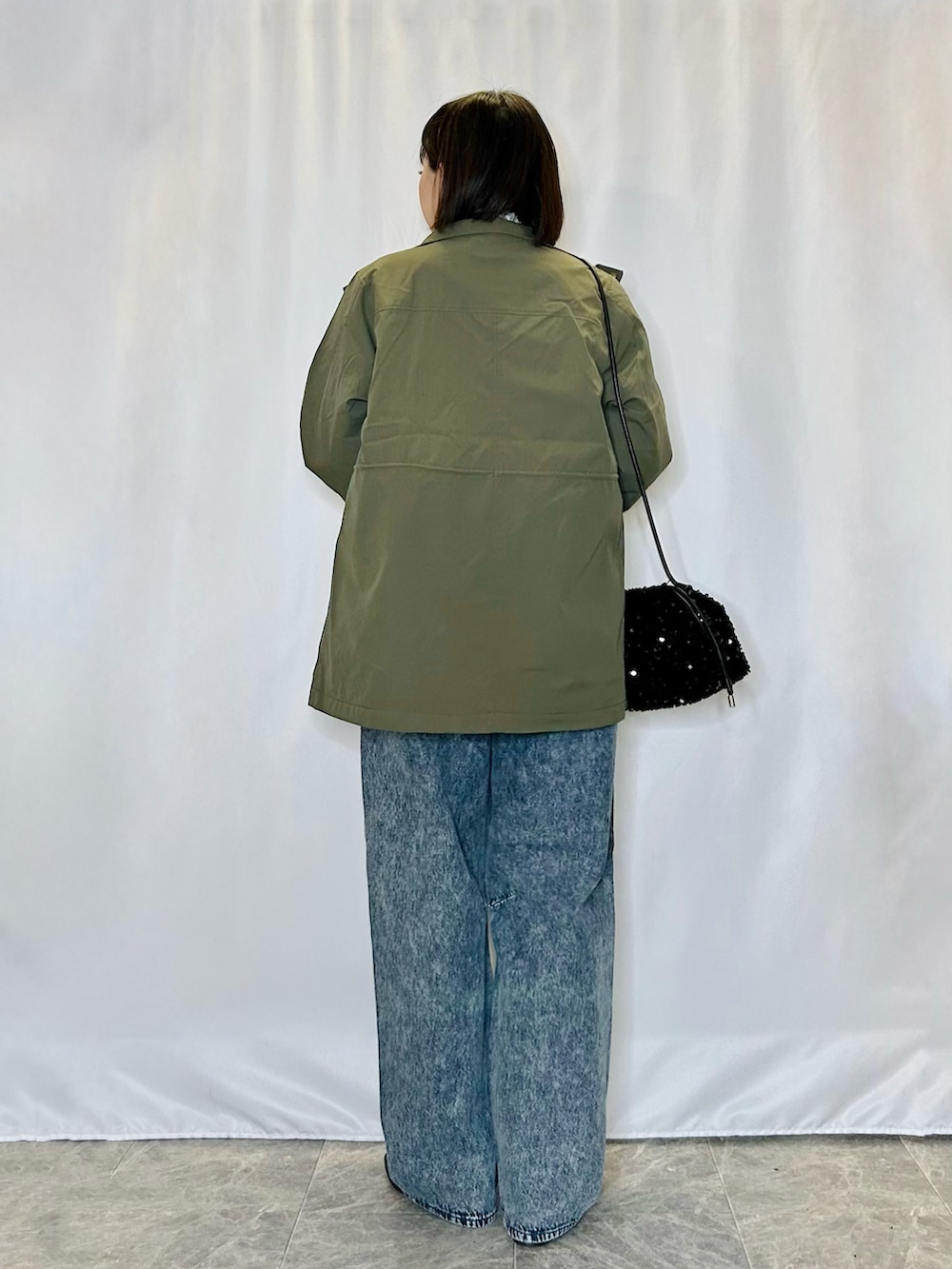 ブルー系のその他パンツ、ブラック系のパンプス、ブラック系のショルダーバッグを着用したレディースの冬コーディネートの3枚目の写真