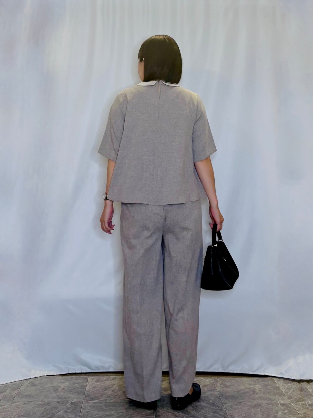 ブラウン系のシャツ/ブラウス、ブラウン系のその他パンツ、ブラック系のショルダーバッグを着用したレディースの秋コーディネートの3枚目の写真