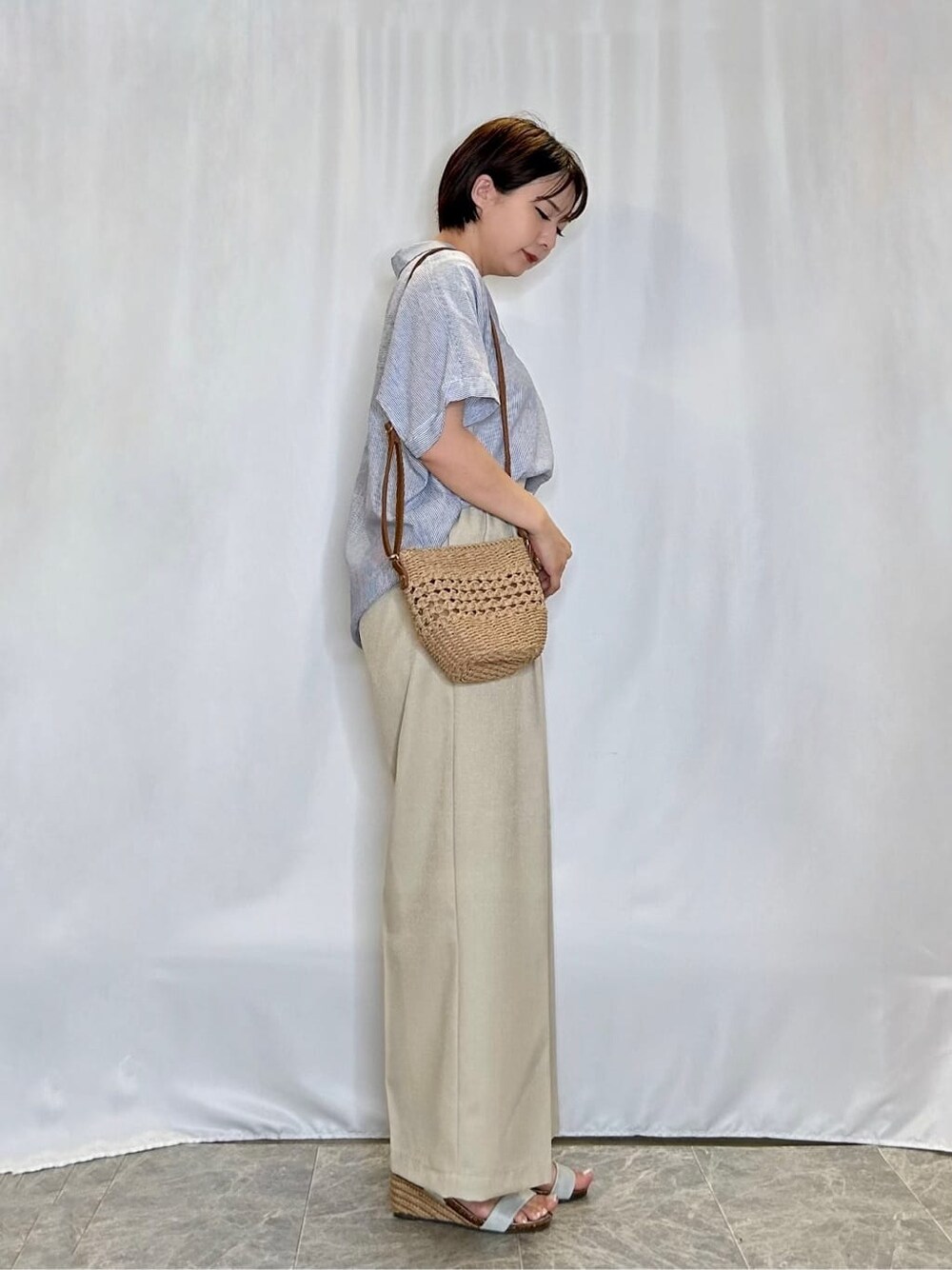 ブルー系のシャツ/ブラウス、ベージュ系のその他パンツ、シルバー系のサンダルを着用したレディースの夏コーディネートの2枚目の写真
