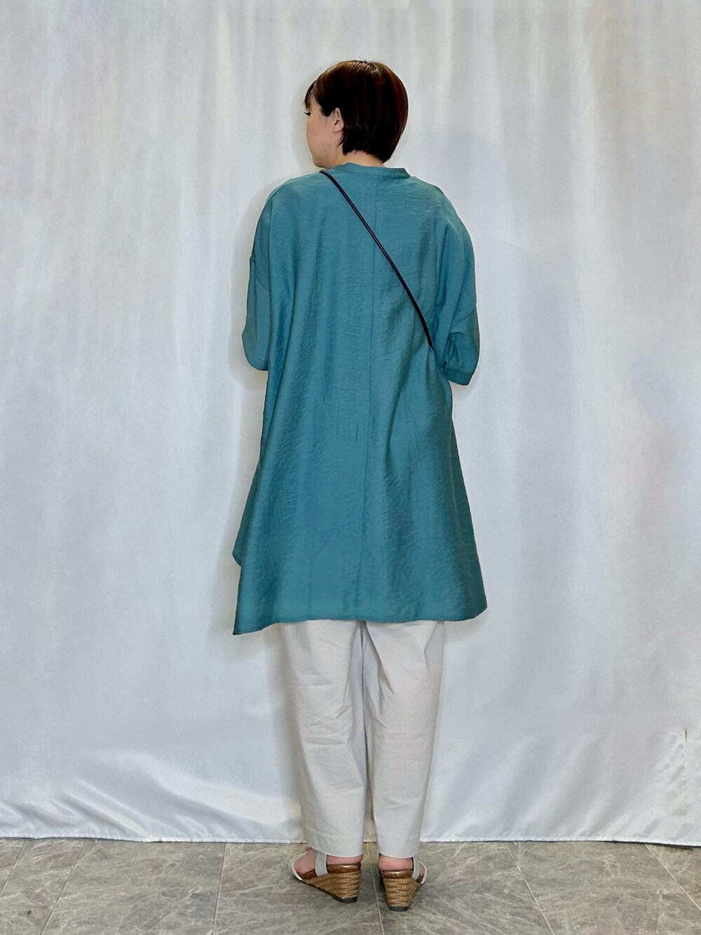 ベージュ系のその他パンツ、シルバー系のサンダル、ブルー系のチュニックを着用したレディースの春コーディネートの3枚目の写真