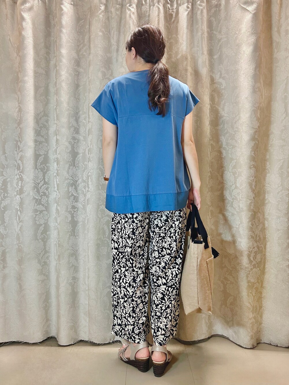 ブルー系のTシャツ/カットソー、ブラック系のその他パンツ、ゴールド系のサンダルを着用したレディースの夏コーディネートの3枚目の写真