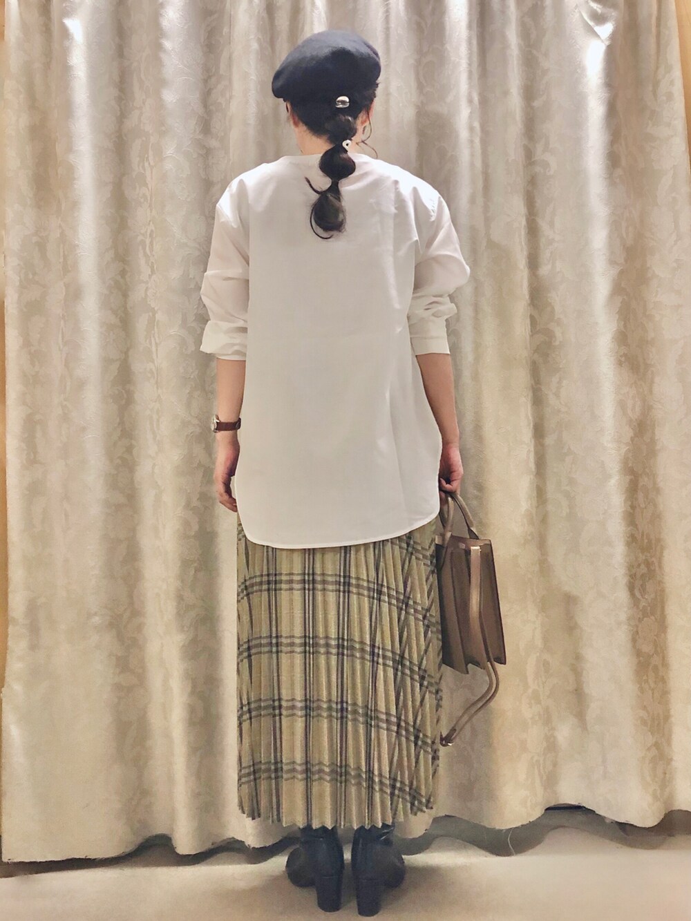 ホワイト系のシャツ/ブラウス、ベージュ系のスカート、ブラック系のブーツを着用したレディースの秋コーディネートの3枚目の写真
