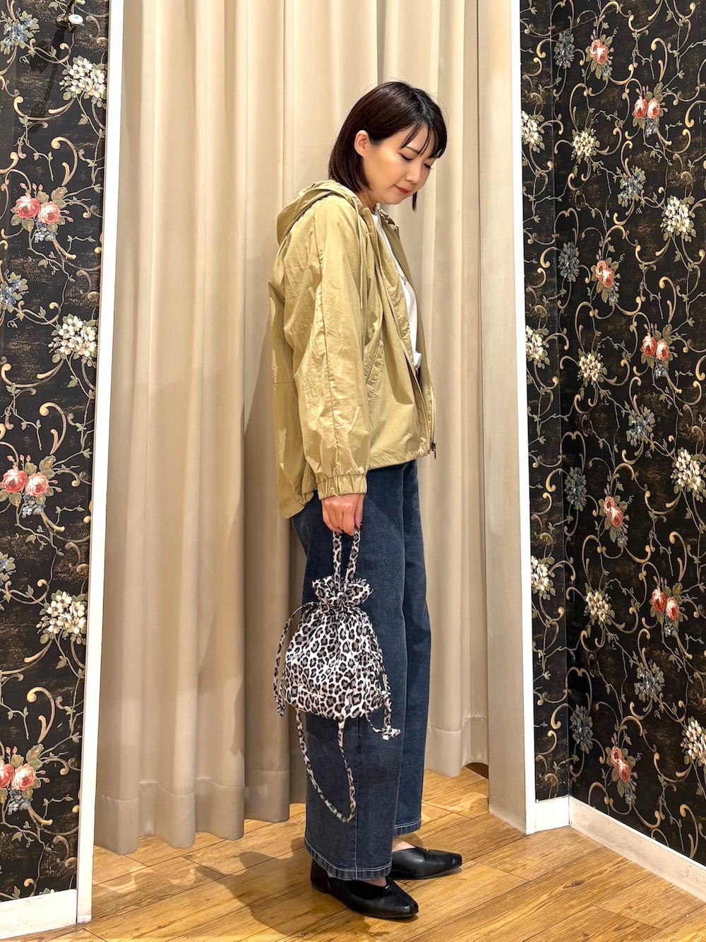 ベージュ系のブルゾン、ホワイト系のTシャツ/カットソー、ブルー系のデニムパンツを着用したレディースの秋コーディネートの2枚目の写真