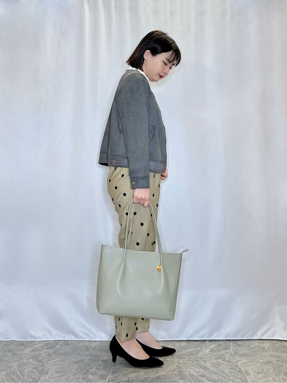 グレー系のブルゾン、ホワイト系のシャツ/ブラウス、ベージュ系のその他パンツを着用したレディースの春コーディネートの2枚目の写真
