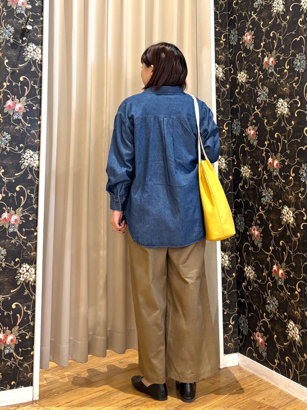 ブルー系のシャツ/ブラウス、ブラック系のTシャツ/カットソー、ベージュ系のその他パンツを着用したレディースの秋コーディネートの3枚目の写真