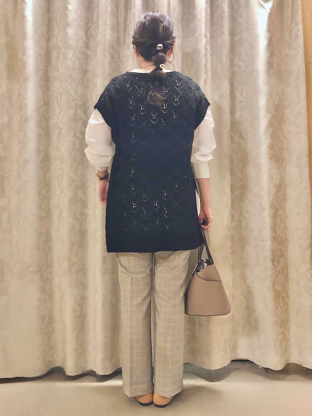 ブラック系のベスト、ホワイト系のシャツ/ブラウス、ベージュ系のその他パンツを着用したレディースの夏コーディネートの3枚目の写真