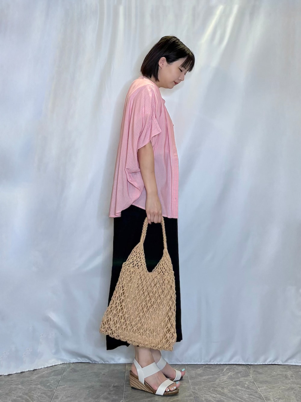 ピンク系のシャツ/ブラウス、ホワイト系のTシャツ/カットソー、ブラック系のスカートを着用したレディースの夏コーディネートの4枚目の写真
