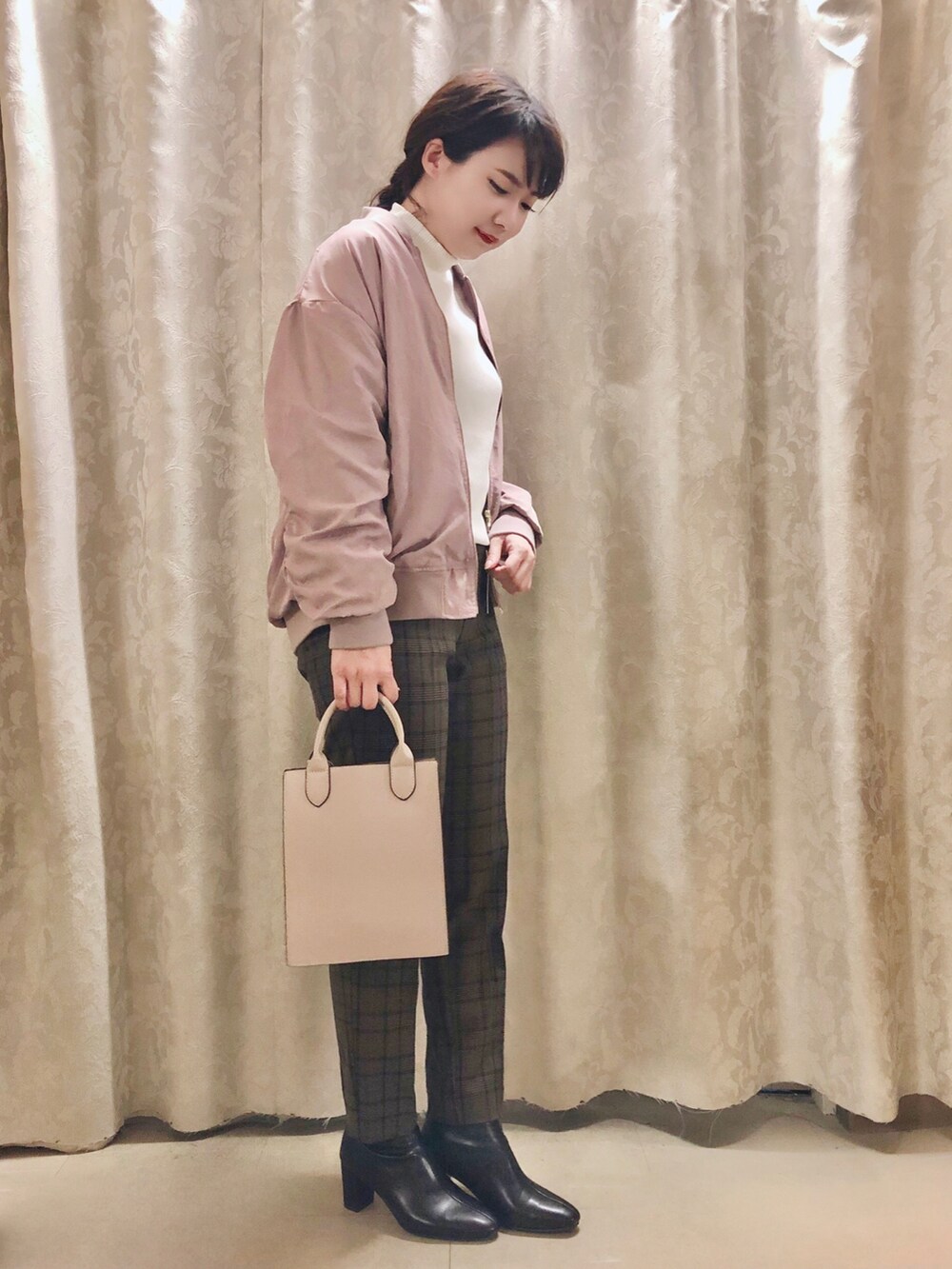 ホワイト系のTシャツ/カットソー、グレー系のショルダーバッグ、ブラック系のブーツを着用したレディースの秋コーディネートの2枚目の写真
