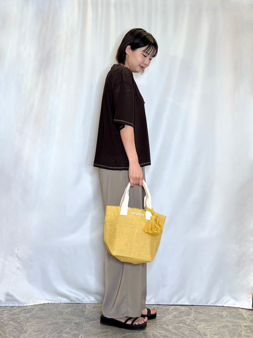 ブラウン系のTシャツ/カットソー、ブラック系のタンクトップ、ブラウン系のその他パンツを着用したレディースの夏コーディネートの2枚目の写真