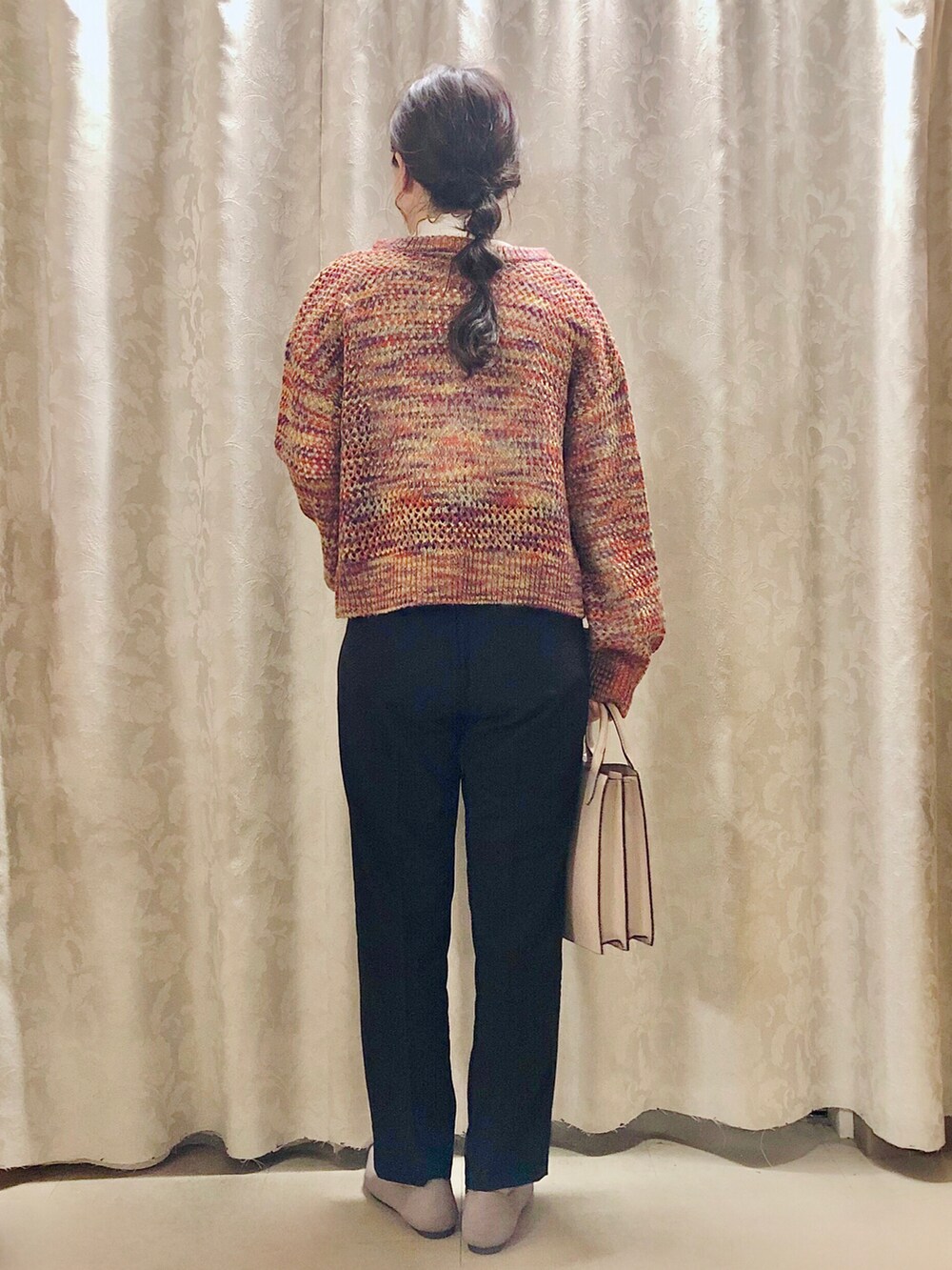 ホワイト系のTシャツ/カットソー、ベージュ系のパンプス、ブラック系のその他パンツを着用したレディースの秋コーディネートの3枚目の写真