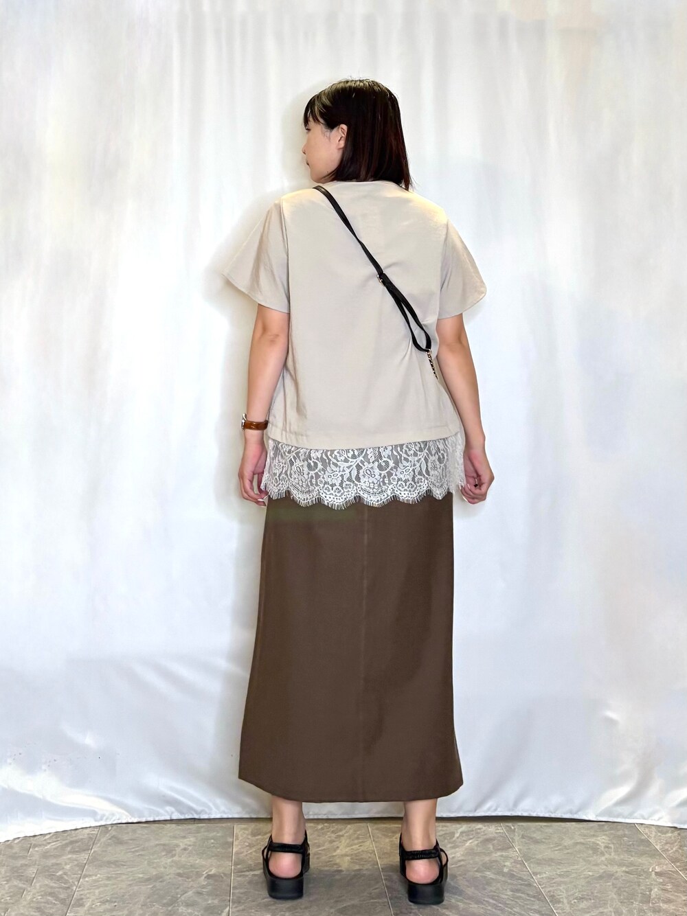 ベージュ系のシャツ/ブラウス、ブラウン系のスカート、ブラック系のサンダルを着用したレディースの夏コーディネートの5枚目の写真