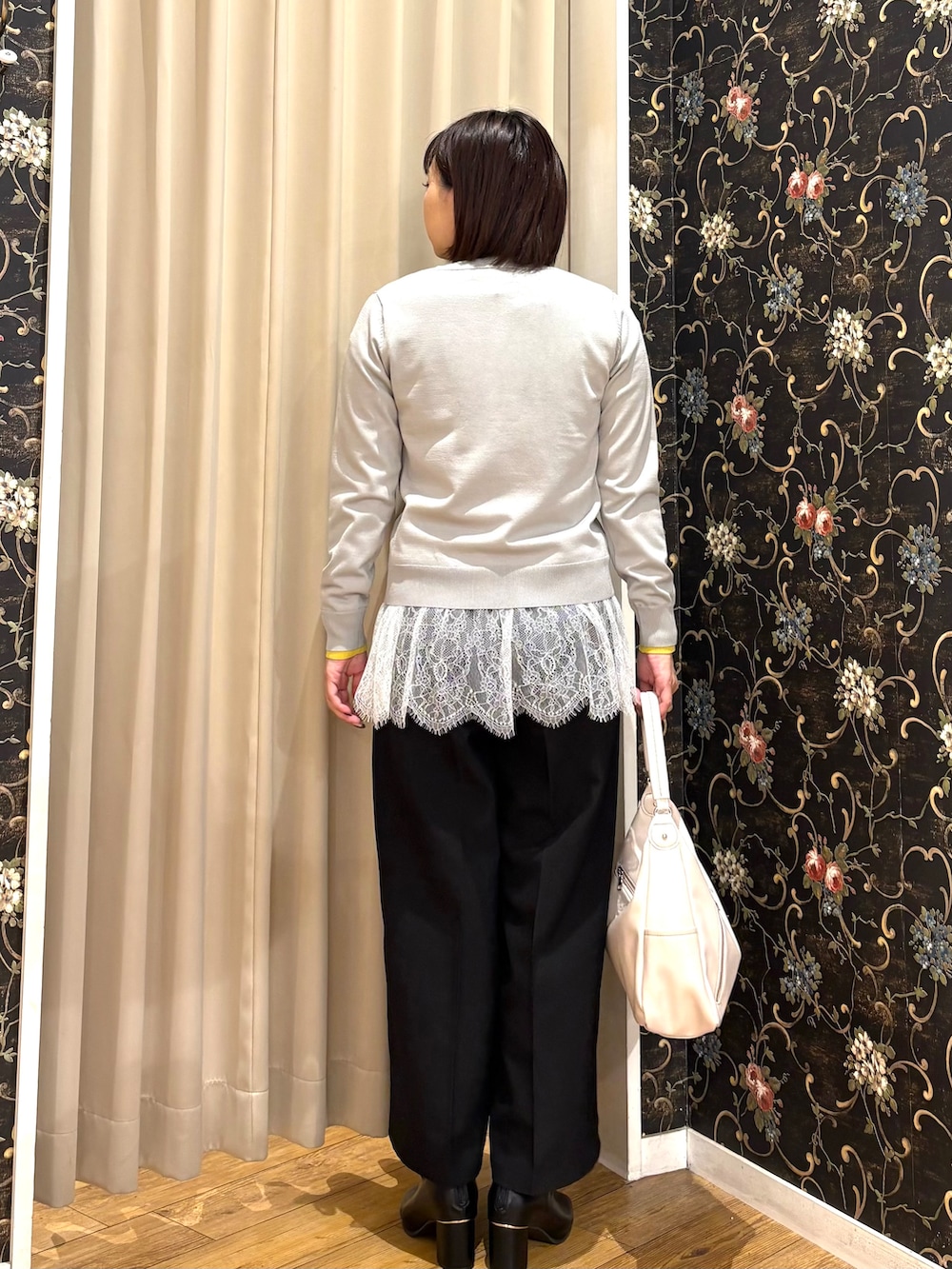 グレー系のカーディガン/ボレロ、ホワイト系のTシャツ/カットソー、ブラック系のその他パンツを着用したレディースの秋コーディネートの3枚目の写真