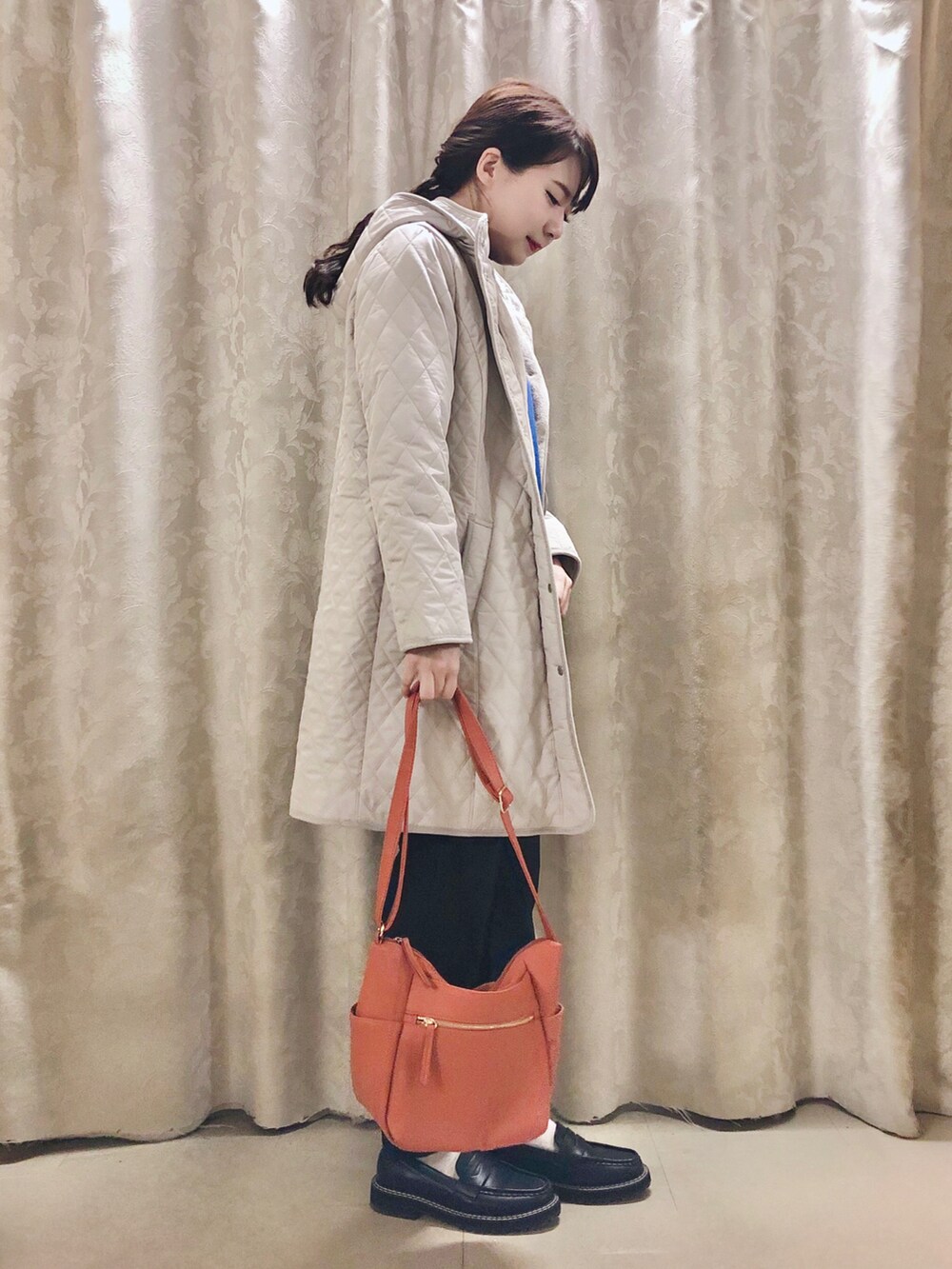 ブルー系のニット/セーター、ブラック系のその他パンツ、ブラック系のドレスシューズを着用したレディースの秋コーディネートの2枚目の写真