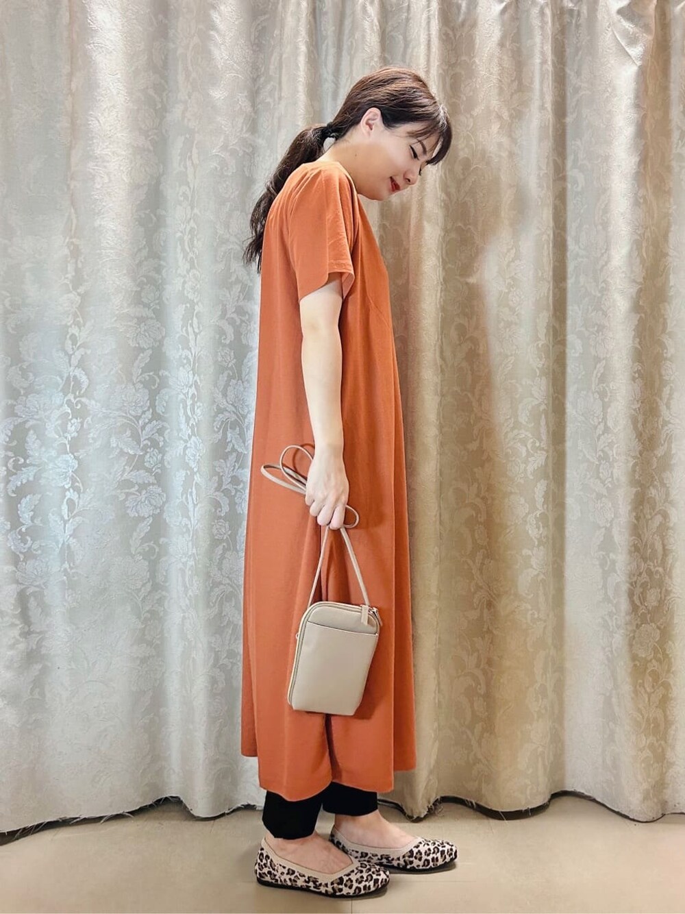 ブラック系のその他パンツ、イエロー系のパンプスを着用したレディースの夏コーディネートの2枚目の写真
