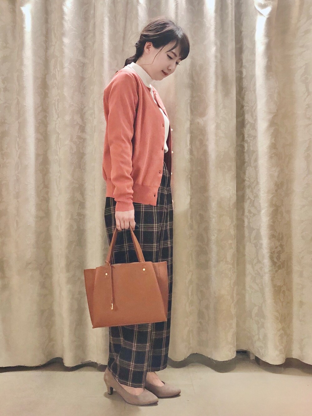 ブラック系のその他パンツ、ホワイト系のTシャツ/カットソー、イエロー系のトートバッグを着用したレディースの秋コーディネートの2枚目の写真