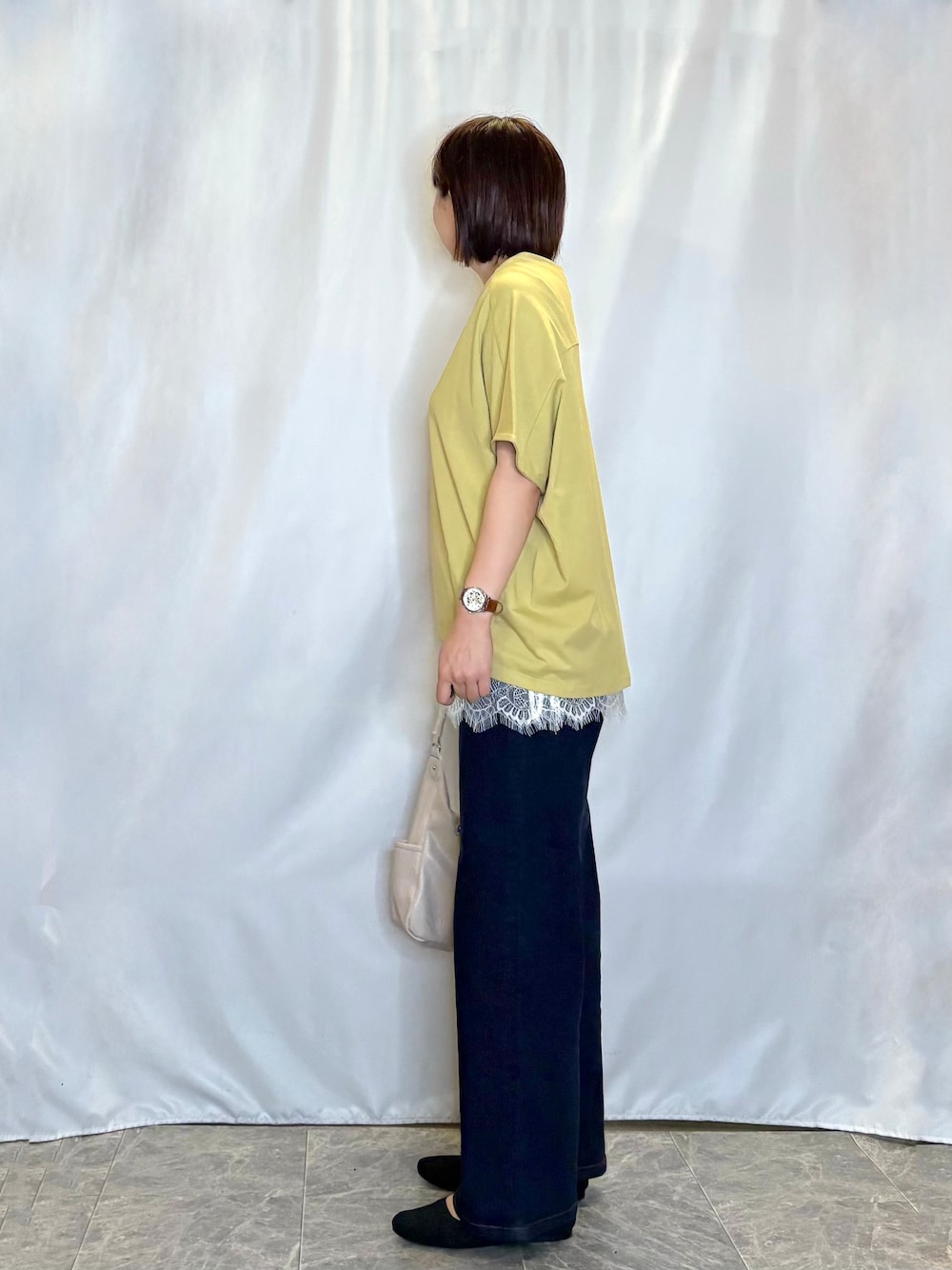 イエロー系のTシャツ/カットソー、ホワイト系のタンクトップ、ブルー系のデニムパンツを着用したレディースの夏コーディネートの4枚目の写真