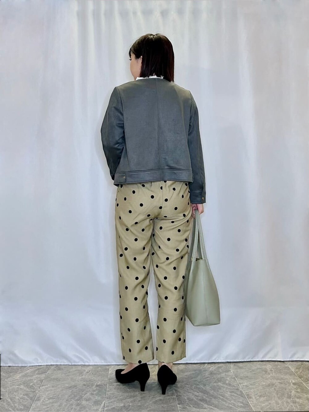 グレー系のブルゾン、ホワイト系のシャツ/ブラウス、ベージュ系のその他パンツを着用したレディースの春コーディネートの3枚目の写真