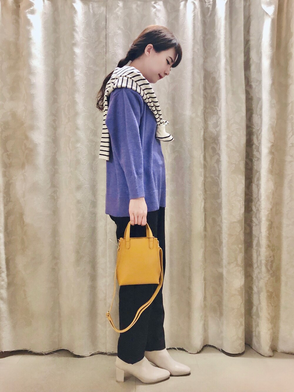 パープル系のニット/セーター、ブラック系のその他パンツ、ホワイト系のブーツを着用したレディースの冬コーディネートの2枚目の写真