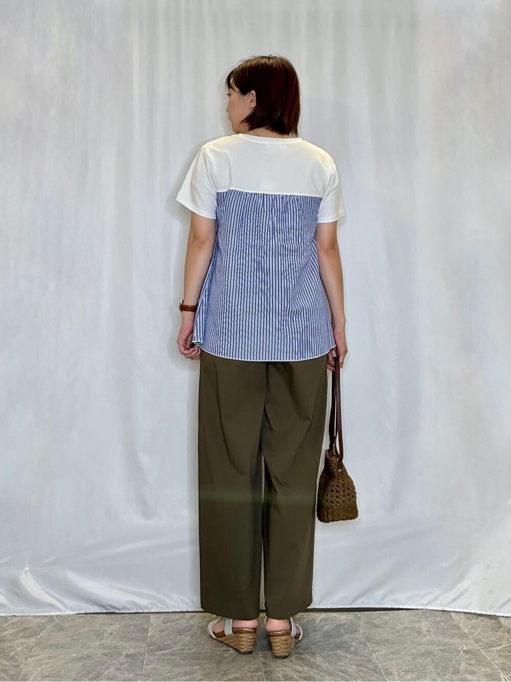 ホワイト系のTシャツ/カットソー、グリーン系のその他パンツ、シルバー系のサンダルを着用したレディースの夏コーディネートの3枚目の写真