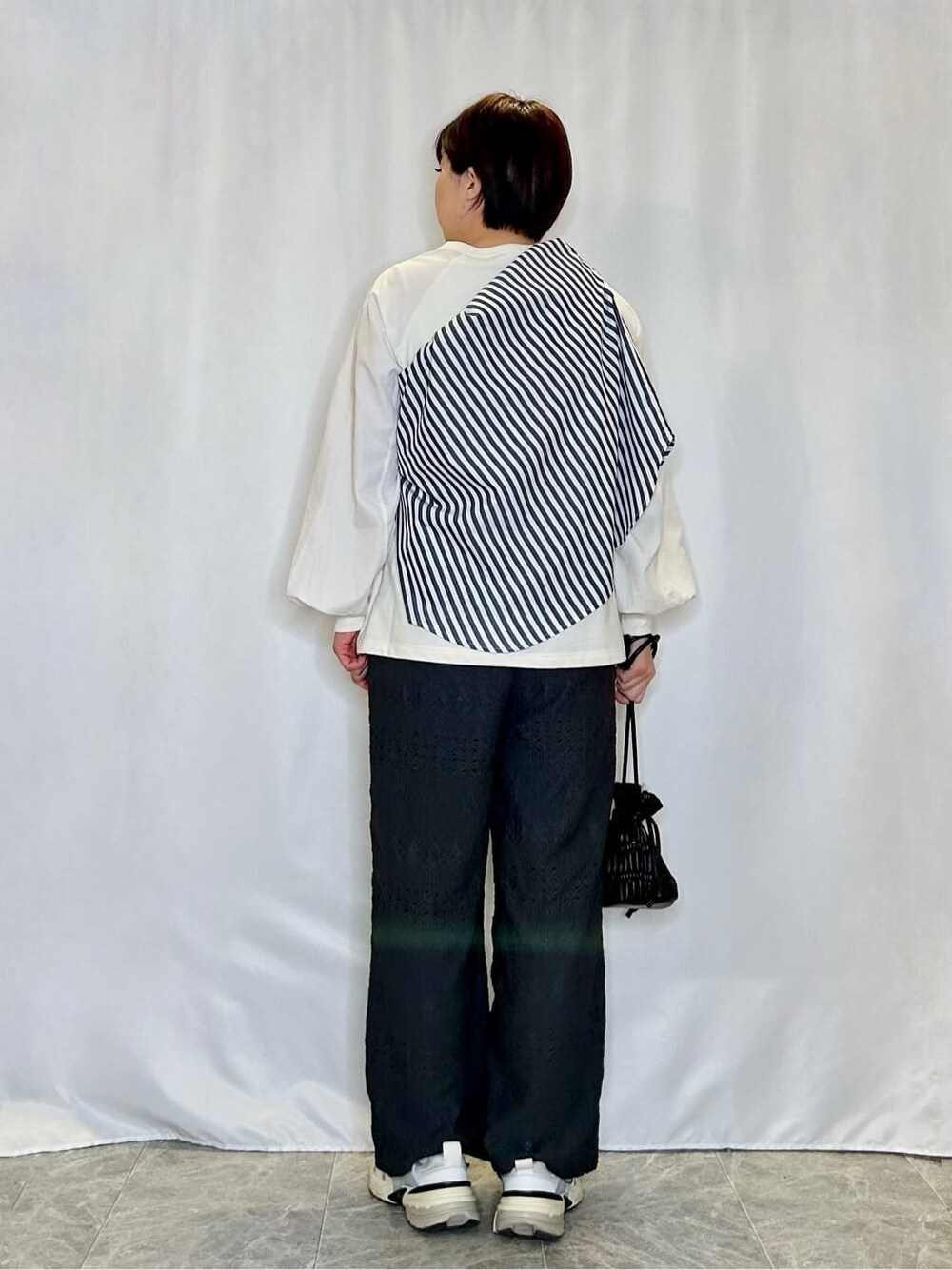 ブルー系のシャツ/ブラウス、ホワイト系のTシャツ/カットソー、グレー系のその他パンツを着用したレディースの春コーディネートの3枚目の写真