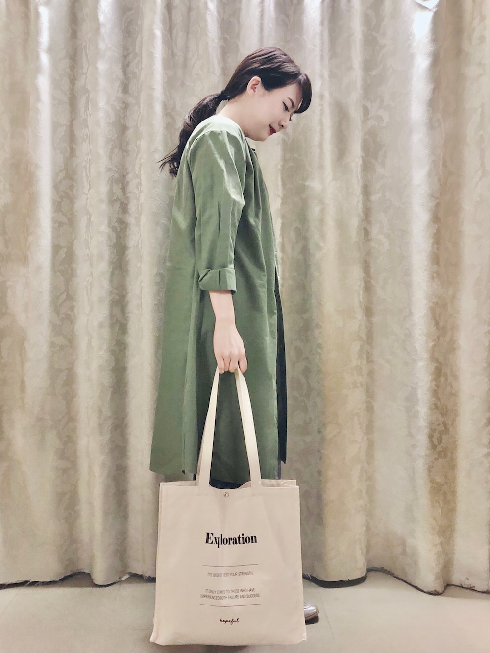 シルバー系のスニーカー、ブルー系のデニムパンツ、ブラック系のTシャツ/カットソーを着用したレディースの春コーディネートの2枚目の写真