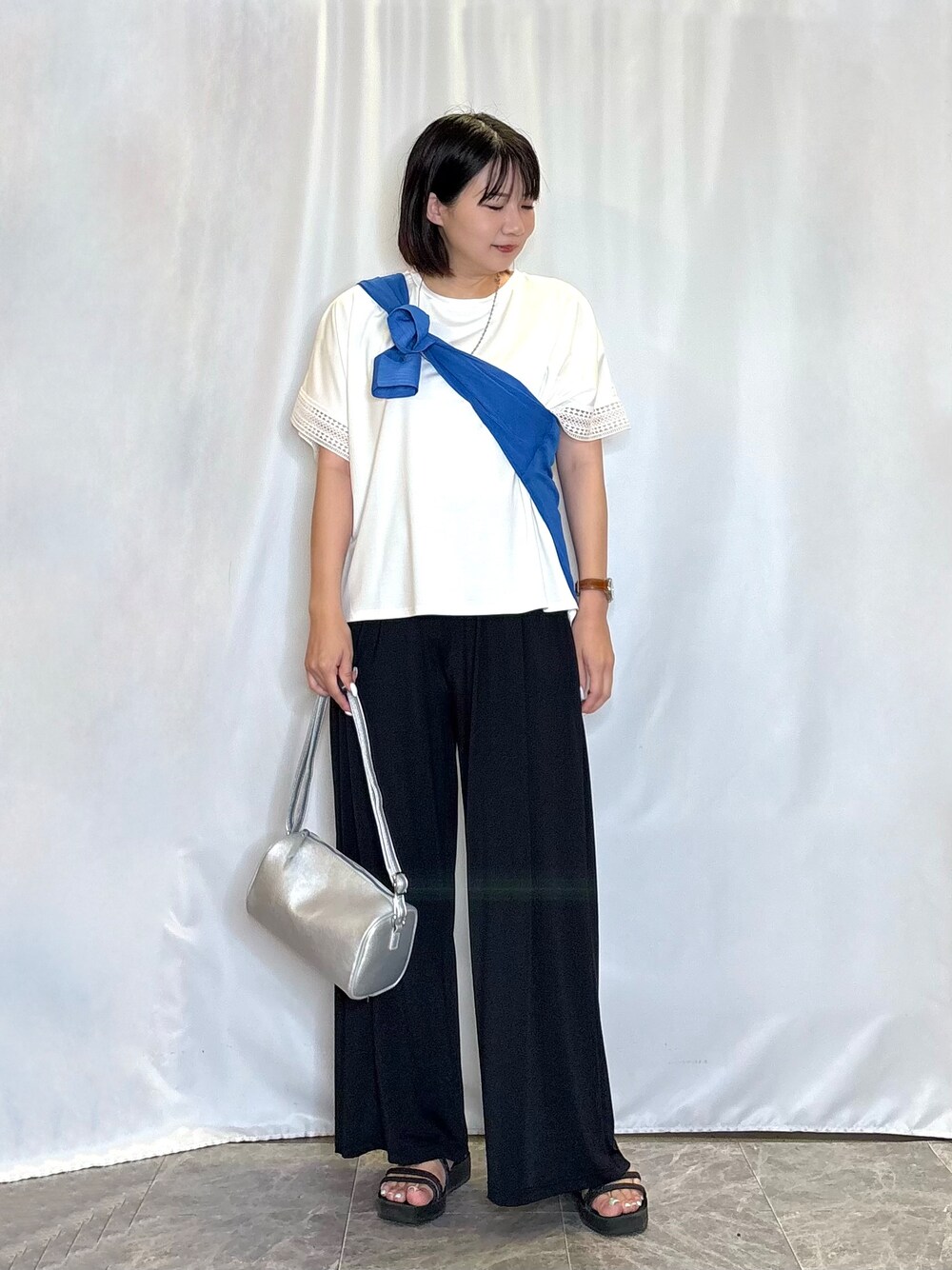 ブルー系のシャツ/ブラウス、ホワイト系のTシャツ/カットソー、ブラック系のその他パンツを着用したレディースの夏コーディネートの2枚目の写真