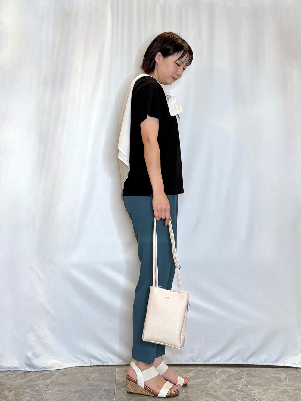 ホワイト系のシャツ/ブラウス、ブラック系のTシャツ/カットソー、グリーン系のその他パンツを着用したレディースの夏コーディネートの2枚目の写真