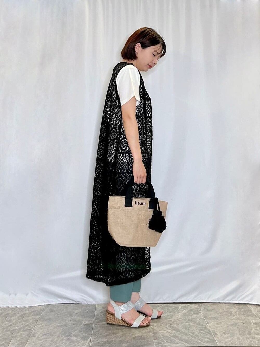 ブラック系のベスト、ホワイト系のTシャツ/カットソー、グリーン系のその他パンツを着用したレディースの夏コーディネートの2枚目の写真