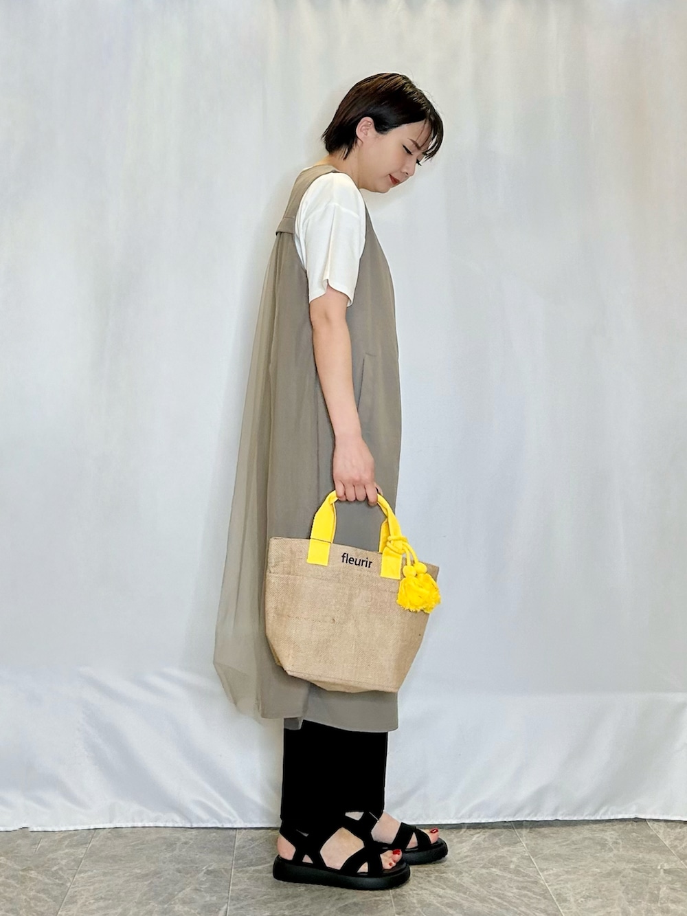 ホワイト系のTシャツ/カットソー、ブラウン系のベスト、ブラック系のその他パンツを着用したレディースの春コーディネートの2枚目の写真